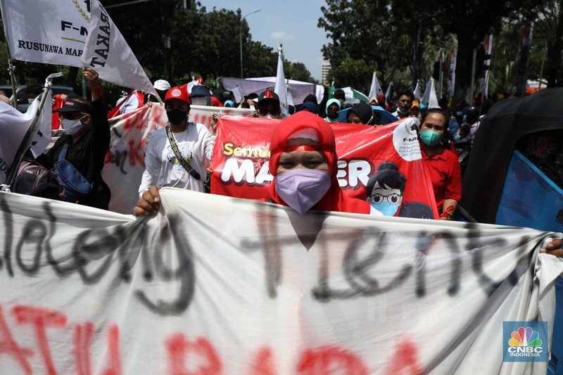 Massa aksi yang tergabung dalam Forum Masyarakat Rusunawa Marunda (F-MRM) kembali menggelar aksi di Balai Kota DKI, Jakarta Pusat, Senin (28/3/2022). Warga meminta Pemprov DKI tidak lepas tangan akan polusi debu batu bara di Marunda yang disebabkan oleh PT KCN. (CNBC Indonesia/ Tri Susilo)