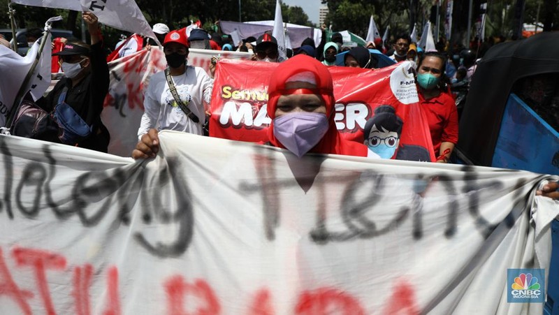 Massa aksi yang tergabung dalam Forum Masyarakat Rusunawa Marunda (F-MRM) kembali menggelar aksi di Balai Kota DKI, Jakarta Pusat, Senin (28/3/2022). Warga meminta Pemprov DKI tidak lepas tangan akan polusi debu batu bara di Marunda yang disebabkan oleh PT KCN. (CNBC Indonesia/ Tri Susilo)