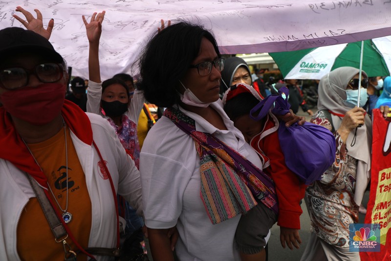 Massa aksi yang tergabung dalam Forum Masyarakat Rusunawa Marunda (F-MRM) kembali menggelar aksi di Balai Kota DKI, Jakarta Pusat, Senin (28/3/2022). Warga meminta Pemprov DKI tidak lepas tangan akan polusi debu batu bara di Marunda yang disebabkan oleh PT KCN. (CNBC Indonesia/ Tri Susilo)