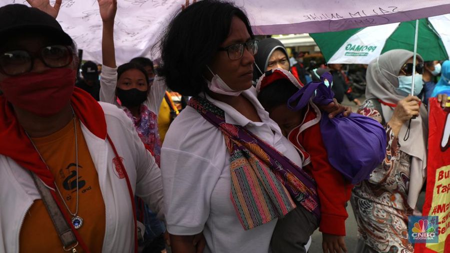 Massa aksi yang tergabung dalam Forum Masyarakat Rusunawa Marunda (F-MRM) kembali menggelar aksi di Balai Kota DKI, Jakarta Pusat, Senin (28/3/2022). Warga meminta Pemprov DKI tidak lepas tangan akan polusi debu batu bara di Marunda yang disebabkan oleh PT KCN. (CNBC Indonesia/ Tri Susilo)
