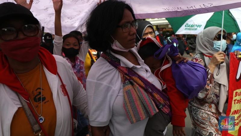 Massa aksi yang tergabung dalam Forum Masyarakat Rusunawa Marunda (F-MRM) kembali menggelar aksi di Balai Kota DKI, Jakarta Pusat, Senin (28/3/2022). Warga meminta Pemprov DKI tidak lepas tangan akan polusi debu batu bara di Marunda yang disebabkan oleh PT KCN. (CNBC Indonesia/ Tri Susilo)