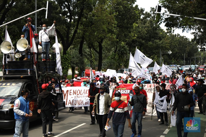 Massa aksi yang tergabung dalam Forum Masyarakat Rusunawa Marunda (F-MRM) kembali menggelar aksi di Balai Kota DKI, Jakarta Pusat, Senin (28/3/2022). Warga meminta Pemprov DKI tidak lepas tangan akan polusi debu batu bara di Marunda yang disebabkan oleh PT KCN. (CNBC Indonesia/ Tri Susilo)