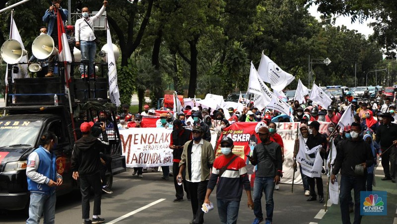 Massa aksi yang tergabung dalam Forum Masyarakat Rusunawa Marunda (F-MRM) kembali menggelar aksi di Balai Kota DKI, Jakarta Pusat, Senin (28/3/2022). Warga meminta Pemprov DKI tidak lepas tangan akan polusi debu batu bara di Marunda yang disebabkan oleh PT KCN. (CNBC Indonesia/ Tri Susilo)