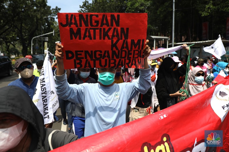 Massa aksi yang tergabung dalam Forum Masyarakat Rusunawa Marunda (F-MRM) kembali menggelar aksi di Balai Kota DKI, Jakarta Pusat, Senin (28/3/2022). Warga meminta Pemprov DKI tidak lepas tangan akan polusi debu batu bara di Marunda yang disebabkan oleh PT KCN. (CNBC Indonesia/ Tri Susilo)