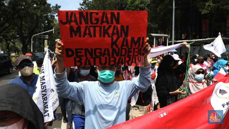 Massa aksi yang tergabung dalam Forum Masyarakat Rusunawa Marunda (F-MRM) kembali menggelar aksi di Balai Kota DKI, Jakarta Pusat, Senin (28/3/2022). Warga meminta Pemprov DKI tidak lepas tangan akan polusi debu batu bara di Marunda yang disebabkan oleh PT KCN. (CNBC Indonesia/ Tri Susilo)