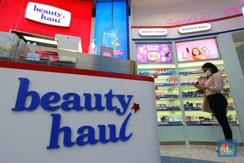 Pengunjung mencoba kosmetik kecantikan di mall kawasan Depok, Jawa Barat, Senin 28/3. Kosmetik merupakan salah yang akan naik tarif PPN menjadi 11% dimulai pada 1 April 2022. (CNBC Indonesia/ Muhammad Sabki)