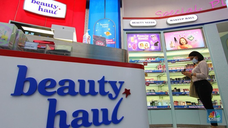 Pengunjung mencoba kosmetik kecantikan di mall kawasan Depok, Jawa Barat, Senin 28/3. Kosmetik merupakan salah yang akan naik tarif PPN menjadi 11% dimulai pada 1 April 2022. (CNBC Indonesia/ Muhammad Sabki)