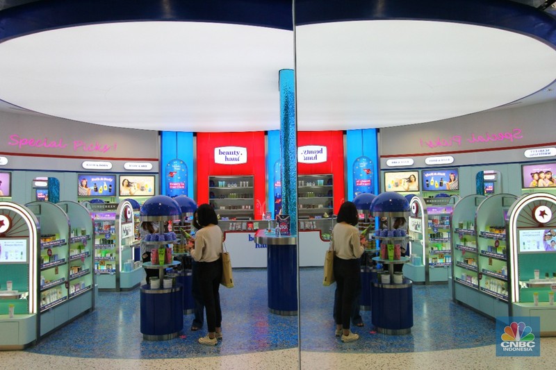 Pengunjung mencoba kosmetik kecantikan di mall kawasan Depok, Jawa Barat, Senin 28/3. Kosmetik merupakan salah yang akan naik tarif PPN menjadi 11% dimulai pada 1 April 2022. (CNBC Indonesia/ Muhammad Sabki)