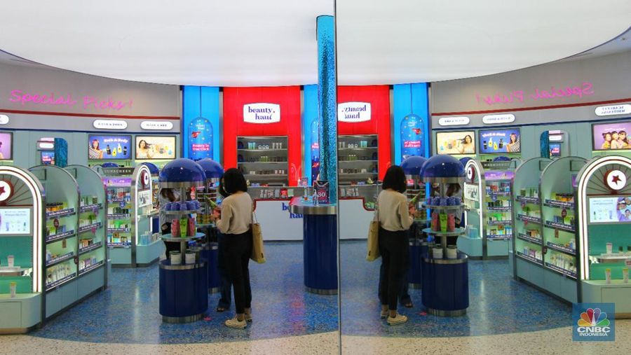 Pengunjung mencoba kosmetik kecantikan di mall kawasan Depok, Jawa Barat, Senin 28/3. Kosmetik merupakan salah yang akan naik tarif PPN menjadi 11% dimulai pada 1 April 2022. (CNBC Indonesia/ Muhammad Sabki)
