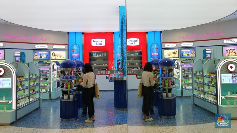 Pengunjung mencoba kosmetik kecantikan di mall kawasan Depok, Jawa Barat, Senin 28/3. Kosmetik merupakan salah yang akan naik tarif PPN menjadi 11% dimulai pada 1 April 2022. (CNBC Indonesia/ Muhammad Sabki)