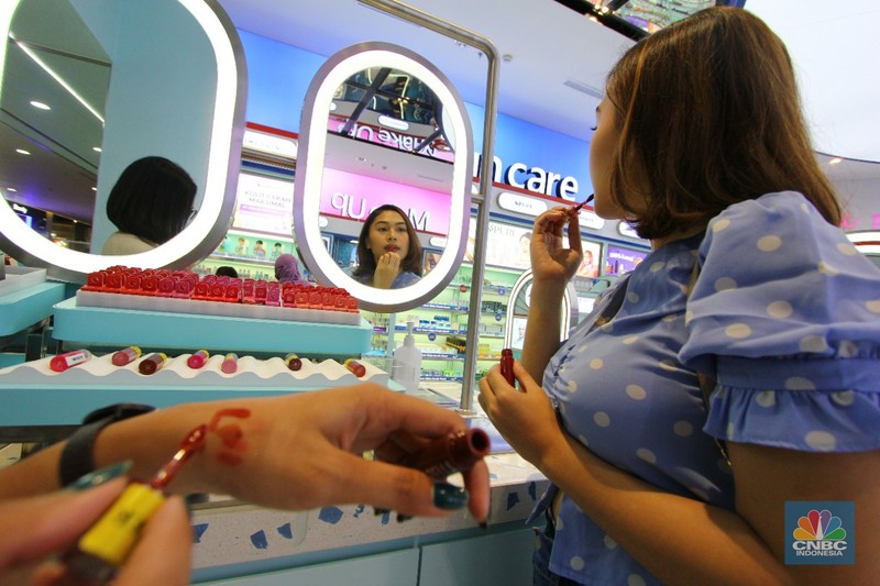 Pengunjung mencoba kosmetik kecantikan di mall kawasan Depok, Jawa Barat, Senin 28/3. Kosmetik merupakan salah yang akan naik tarif PPN menjadi 11% dimulai pada 1 April 2022. (CNBC Indonesia/ Muhammad Sabki)