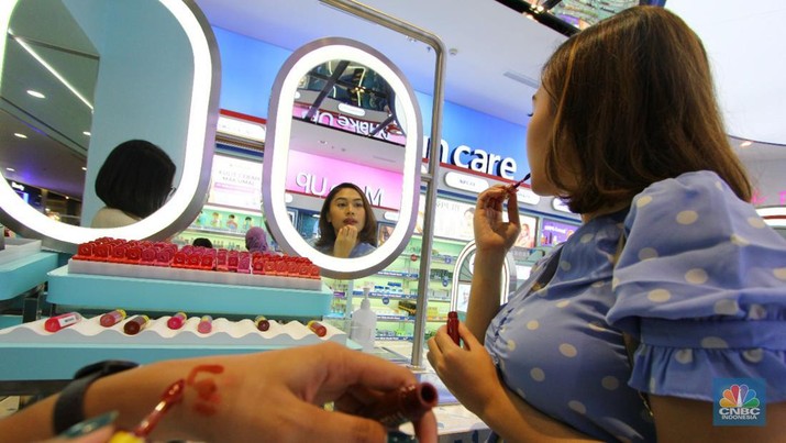 Pengunjung mencoba kosmetik kecantikan di mall kawasan Depok, Jawa Barat, Senin 28/3. Kosmetik merupakan salah yang akan naik tarif PPN menjadi 11% dimulai pada 1 April 2022. (CNBC Indonesia/ Muhammad Sabki)