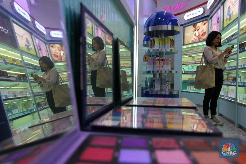Pengunjung mencoba kosmetik kecantikan di mall kawasan Depok, Jawa Barat, Senin 28/3. Kosmetik merupakan salah yang akan naik tarif PPN menjadi 11% dimulai pada 1 April 2022. (CNBC Indonesia/ Muhammad Sabki)