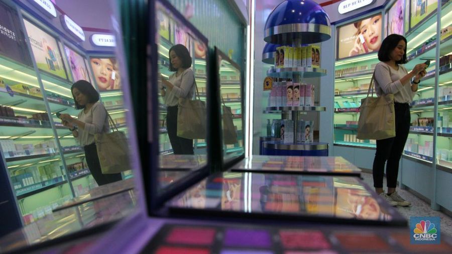 Pengunjung mencoba kosmetik kecantikan di mall kawasan Depok, Jawa Barat, Senin 28/3. Kosmetik merupakan salah yang akan naik tarif PPN menjadi 11% dimulai pada 1 April 2022. (CNBC Indonesia/ Muhammad Sabki)