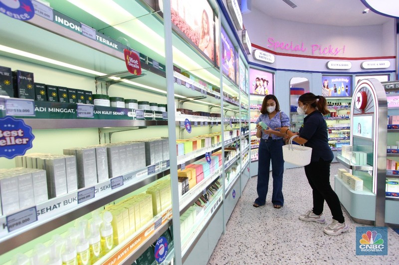 Pengunjung mencoba kosmetik kecantikan di mall kawasan Depok, Jawa Barat, Senin 28/3. Kosmetik merupakan salah yang akan naik tarif PPN menjadi 11% dimulai pada 1 April 2022. (CNBC Indonesia/ Muhammad Sabki)