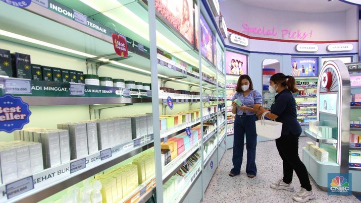 Ilustrasi Toko Kosmetik Pengunjung mencoba kosmetik kecantikan di mall kawasan Depok, Jawa Barat, Senin 28/3. Kosmetik merupakan salah yang akan naik tarif PPN menjadi 11% dimulai pada 1 April 2022. (CNBC Indonesia/ Muhammad Sabki)