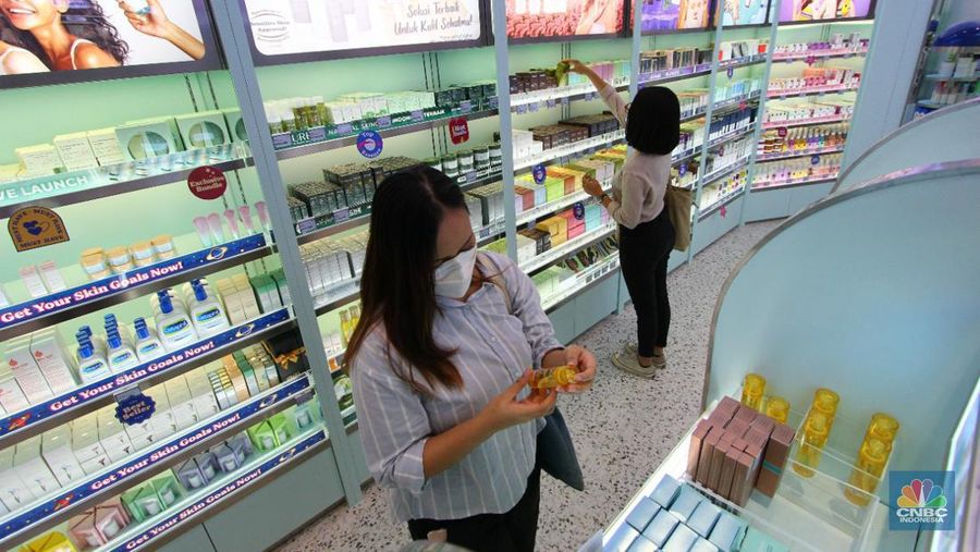Pengunjung mencoba kosmetik kecantikan di mall kawasan Depok, Jawa Barat, Senin 28/3. Kosmetik merupakan salah yang akan naik tarif PPN menjadi 11% dimulai pada 1 April 2022. (CNBC Indonesia/ Muhammad Sabki)