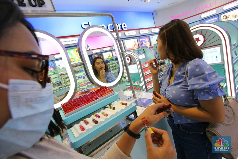 Pengunjung mencoba kosmetik kecantikan di mall kawasan Depok, Jawa Barat, Senin 28/3. Kosmetik merupakan salah yang akan naik tarif PPN menjadi 11% dimulai pada 1 April 2022. (CNBC Indonesia/ Muhammad Sabki)