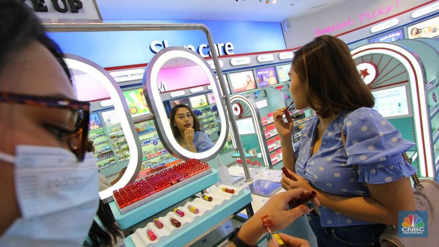Pengunjung mencoba kosmetik kecantikan di mall kawasan Depok, Jawa Barat, Senin 28/3. Kosmetik merupakan salah yang akan naik tarif PPN menjadi 11% dimulai pada 1 April 2022. (CNBC Indonesia/ Muhammad Sabki)