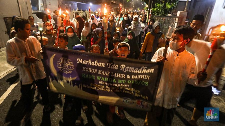 Sejumlah warga mengikuti pawai obor di kawasan Matraman Dalam, Jakarta, Minggu (27/3/2022). Pawai obor tersebut dalam rangka menyambut bulan suci Ramadhan 1443 Hijriah. (CNBC Indonesia/ Andrean Kristianto)