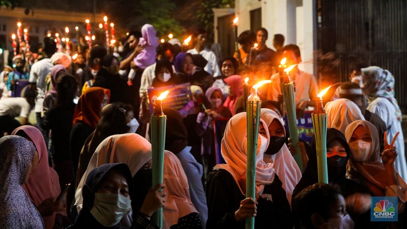 Sejumlah warga mengikuti pawai obor di kawasan Matraman Dalam, Jakarta, Minggu (27/3/2022). Pawai obor tersebut dalam rangka menyambut bulan suci Ramadhan 1443 Hijriah. (CNBC Indonesia/ Andrean Kristianto)