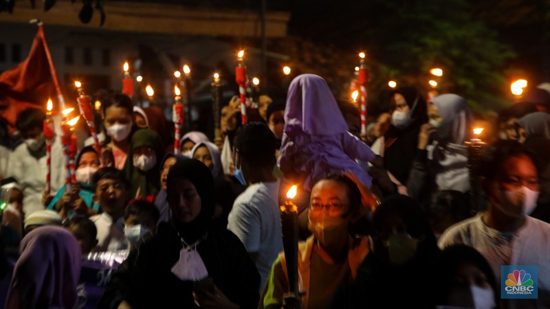 Sejumlah warga mengikuti pawai obor di kawasan Matraman Dalam, Jakarta, Minggu (27/3/2022). Pawai obor tersebut dalam rangka menyambut bulan suci Ramadhan 1443 Hijriah. (CNBC Indonesia/ Andrean Kristianto)