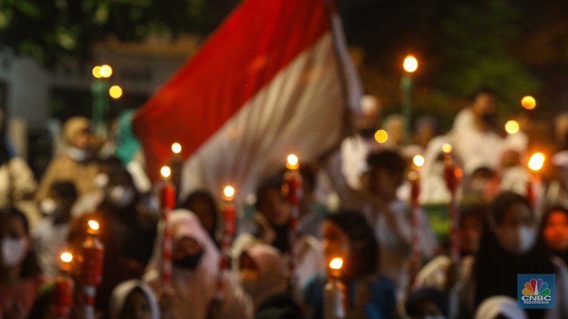 Sejumlah warga mengikuti pawai obor di kawasan Matraman Dalam, Jakarta, Minggu (27/3/2022). Pawai obor tersebut dalam rangka menyambut bulan suci Ramadhan 1443 Hijriah. (CNBC Indonesia/ Andrean Kristianto)
