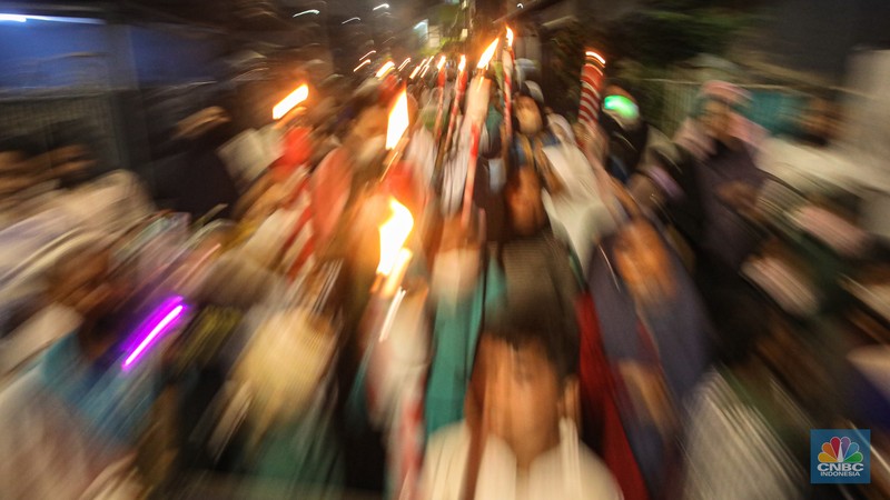 Sejumlah warga mengikuti pawai obor di kawasan Matraman Dalam, Jakarta, Minggu (27/3/2022). Pawai obor tersebut dalam rangka menyambut bulan suci Ramadhan 1443 Hijriah. (CNBC Indonesia/ Andrean Kristianto)