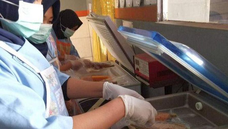Para anggota Poklahsar Bilvie sedang mengolah ikan bandeng.