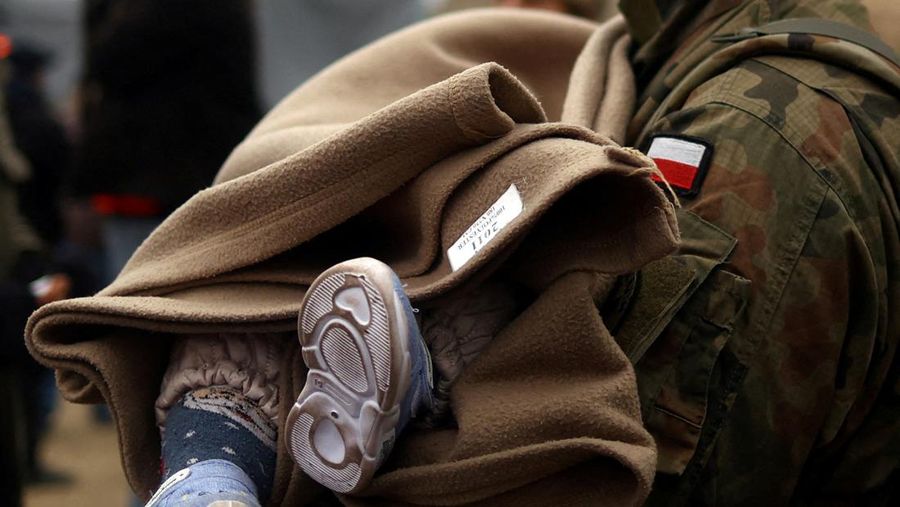 Seorang prajurit Ukraina berjalan di luar gedung administrasi regional, yang rusak berat setelah serangan Rusia awal bulan ini di Kharkiv, Ukraina, Minggu (27/3/2022). (AP Photo/Felipe Dana)
