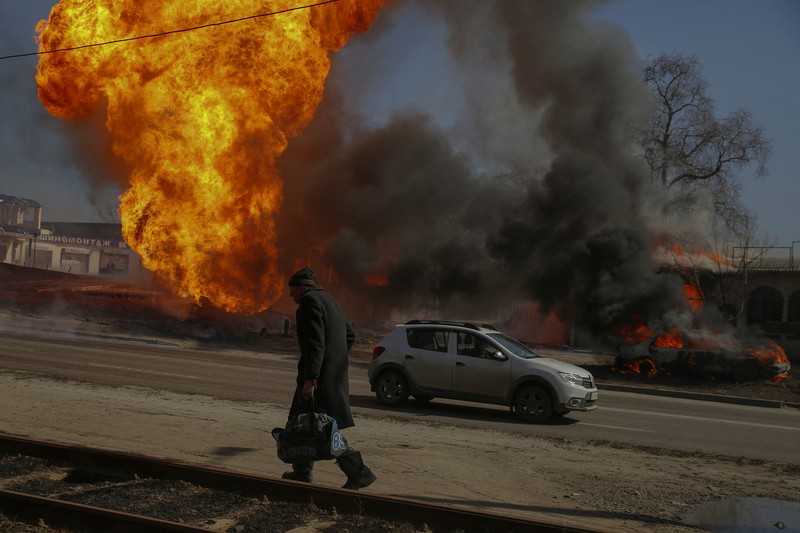 Seorang prajurit Ukraina berjalan di luar gedung administrasi regional, yang rusak berat setelah serangan Rusia awal bulan ini di Kharkiv, Ukraina, Minggu (27/3/2022). (AP Photo/Felipe Dana)