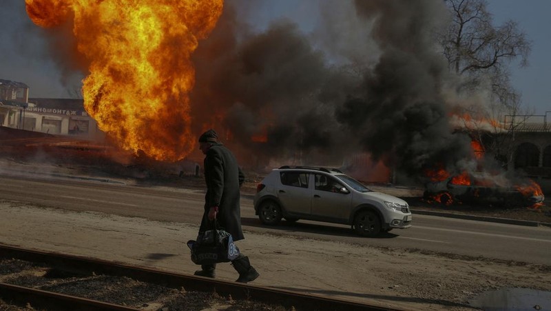 Seorang prajurit Ukraina berjalan di luar gedung administrasi regional, yang rusak berat setelah serangan Rusia awal bulan ini di Kharkiv, Ukraina, Minggu (27/3/2022). (AP Photo/Felipe Dana)