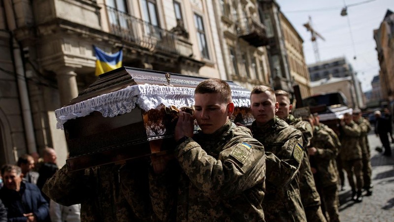 Seorang prajurit Ukraina berjalan di luar gedung administrasi regional, yang rusak berat setelah serangan Rusia awal bulan ini di Kharkiv, Ukraina, Minggu (27/3/2022). (AP Photo/Felipe Dana)