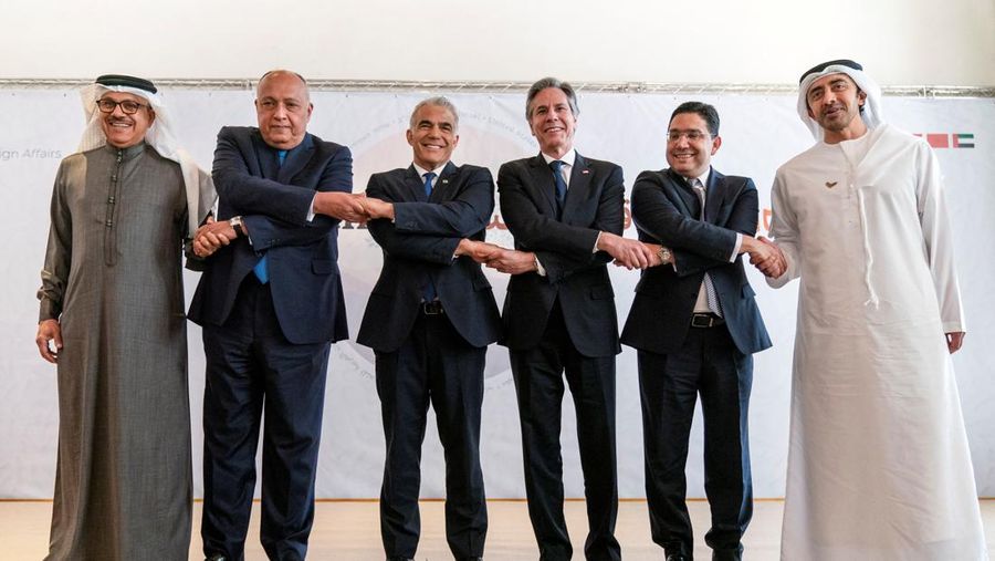 Menteri Luar Negeri Bahrain Abdullatif bin Rashid al-Zayani, Menteri Luar Negeri Mesir Sameh Shoukry, Menteri Luar Negeri Israel Yair Lapid, Menteri Luar Negeri AS Antony Blinken, Menteri Luar Negeri Maroko Nasser Bourita dan Menteri Luar Negeri Uni Emirat Arab Sheikh Abdullah bin Zayed Al Nahyan berpose untuk foto selama KTT Negev di Sde Boker, Israel 28 Maret 2022. Jacquelyn Martin/Pool via REUTERS (Jacquelyn Martin/Pool via REUTERS)