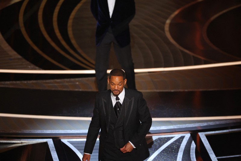 Will Smith memukul Chris Rock saat Academy Awards ke-94 di Hollywood, Los Angeles, California, AS Will Smith memukul Chris Rock saat Rock berbicara di atas panggung selama Academy Awards ke-94 di Hollywood, Los Angeles, California, AS, Minggu (27/3/2022). (REUTERS/Brian Snyder)