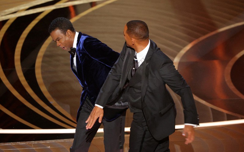 Will Smith memukul Chris Rock saat Academy Awards ke-94 di Hollywood, Los Angeles, California, AS Will Smith memukul Chris Rock saat Rock berbicara di atas panggung selama Academy Awards ke-94 di Hollywood, Los Angeles, California, AS, Minggu (27/3/2022). (REUTERS/Brian Snyder)