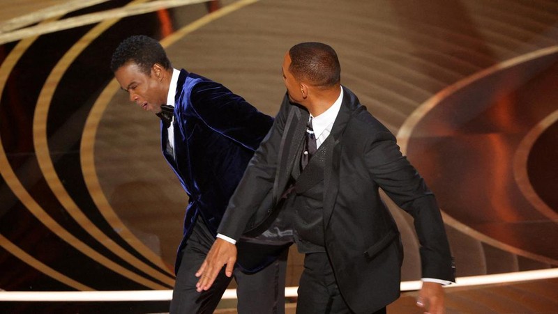 Will Smith memukul Chris Rock saat Rock berbicara di atas panggung selama Academy Awards ke-94 di Hollywood, Los Angeles, California, AS, Minggu (27/3/2022). (REUTERS/Brian Snyder)