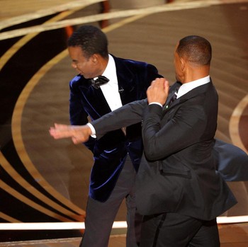 Detik-Detik Will Smith Tampar Chris Rock di Acara Oscar 2022