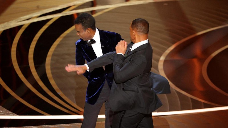 Will Smith memukul Chris Rock saat Rock berbicara di atas panggung selama Academy Awards ke-94 di Hollywood, Los Angeles, California, AS, Minggu (27/3/2022). (REUTERS/Brian Snyder)