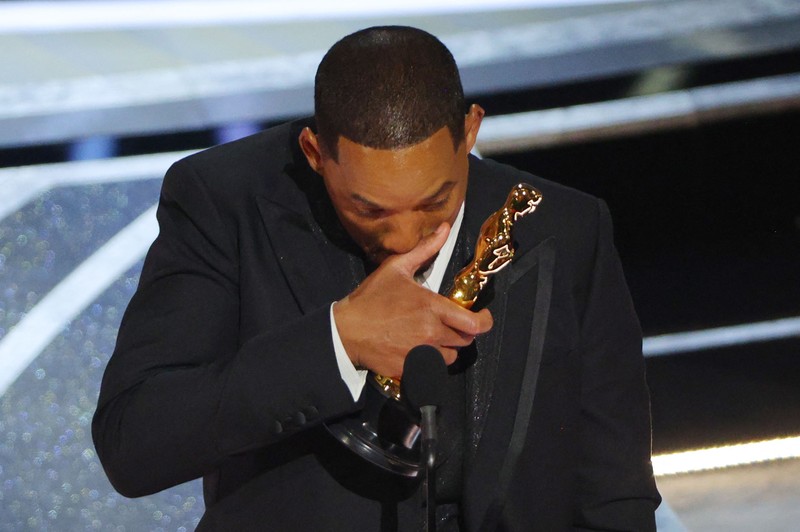 Will Smith memukul Chris Rock saat Academy Awards ke-94 di Hollywood, Los Angeles, California, AS Will Smith memukul Chris Rock saat Rock berbicara di atas panggung selama Academy Awards ke-94 di Hollywood, Los Angeles, California, AS, Minggu (27/3/2022). (REUTERS/Brian Snyder)