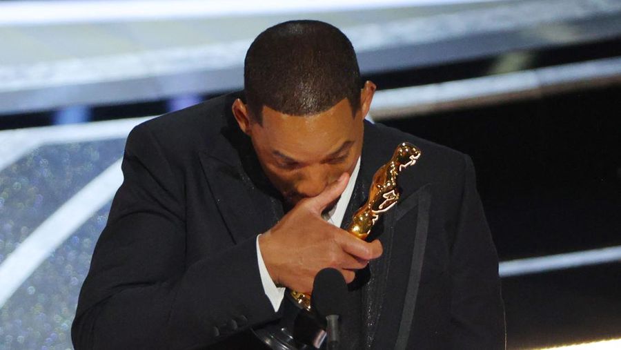 Will Smith menerima Oscar untuk Aktor Terbaik dalam 