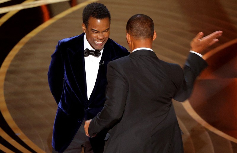 Will Smith memukul Chris Rock saat Rock berbicara di atas panggung selama Academy Awards ke-94 di Hollywood, Los Angeles, California, AS, Minggu (27/3/2022). (REUTERS/Brian Snyder)