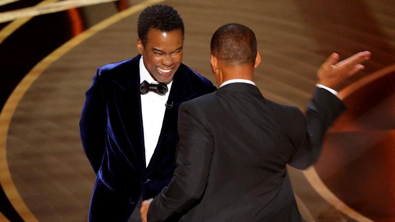 Will Smith memukul Chris Rock saat Rock berbicara di atas panggung selama Academy Awards ke-94 di Hollywood, Los Angeles, California, AS, Minggu (27/3/2022). (REUTERS/Brian Snyder)