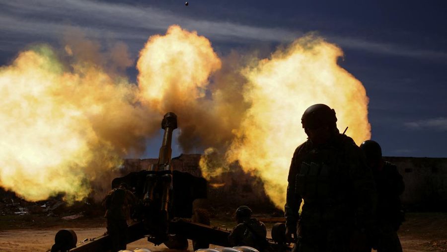 A member of the Ukrainian Volunteer Corps fires with a howitzer, as Russia's attack on Ukraine continues, at a position in Zaporizhzhia region, Ukraine March 28, 2022. Picture taken March 28, 2022. REUTERS/Stanislav Yurchenko