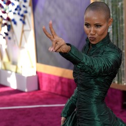 Kisah Jada Smith Berjuang Lawan Alopecia yang Bikin Botak