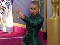 Kisah Jada Smith Berjuang Lawan Alopecia yang Bikin Botak