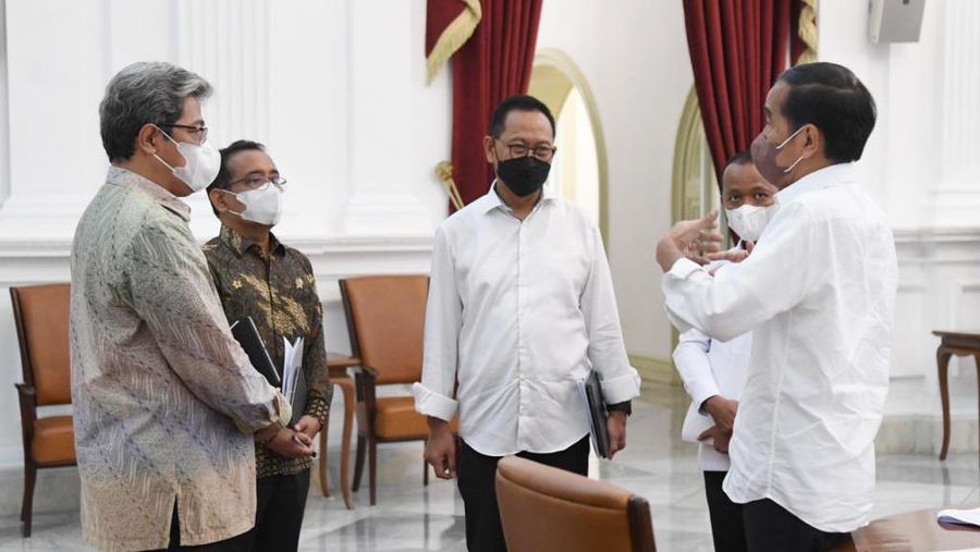 Kepala Badan Otorita IKN yang hadir bersama Wakil Kepala Badan Otorita IKN Dhony Rahajoe bertemu dengan Presiden Joko Widodo di Istana Merdeka, Jakarta, pada Selasa, 29 Maret 2022. (Lukas - Biro Pers Sekretariat Presiden)