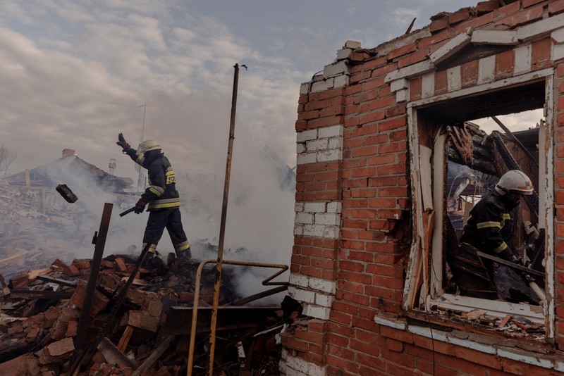A member of the Ukrainian Volunteer Corps fires with a howitzer, as Russia's attack on Ukraine continues, at a position in Zaporizhzhia region, Ukraine March 28, 2022. Picture taken March 28, 2022. REUTERS/Stanislav Yurchenko