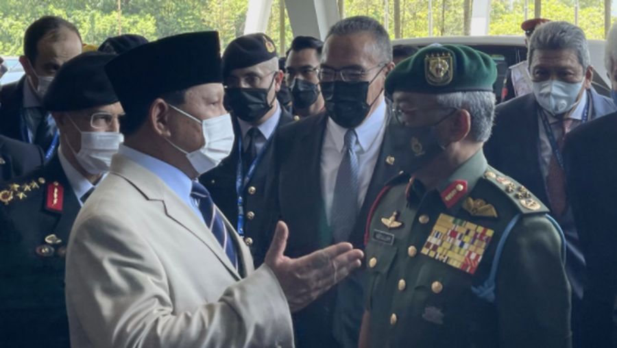 Menteri Pertahanan Republik Indonesia Prabowo Subianto berbincang dengan Raja Malaysia, Kebawah Duli Yang Maha Mulia Seri Paduka Baginda Yang di-Pertuan Agong XVI Al-Sultan Abdullah Ri'ayatuddin Al-Mustafa Billah Shah Ibni Almarhum Sultan Haji Ahmad Shah Al-Musta'in Billah, di sela-sela menghadiri Defence Services Asia Exhibition and National Security Conference Asia 2022. (Dok. Kemhan)