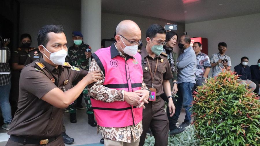 Penahanan Tersangka Perkara Dugaan Tindak Pidana Korupsi dan Tindak Pidana Pencucian Uang pada Pengelolaan Dana Investasi di PT. Asuransi Jiwa Taspen Tahun 2017 s/d 2020. (Dok. Kejagung)